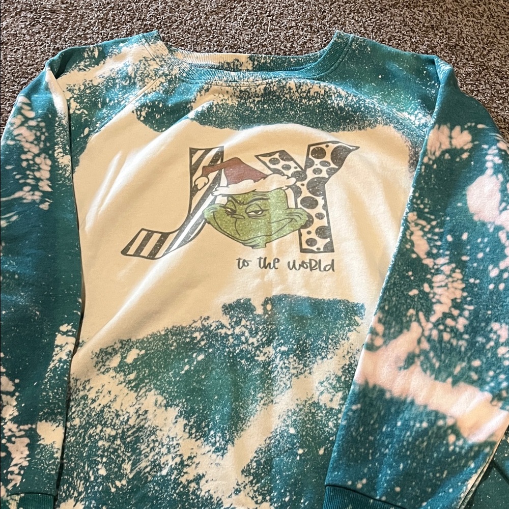 Time and Tru Green and White Sweatshirt